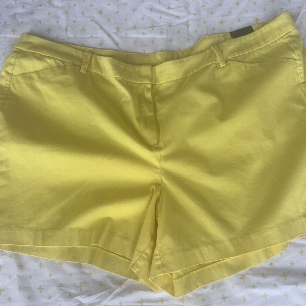 Lane Bryant Women Plus Size 28 Yellow Short Shorts . Chino.Cotton. New